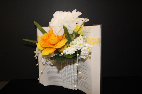 Red Brick Wreaths Sunshine & Pearl Book Blooms