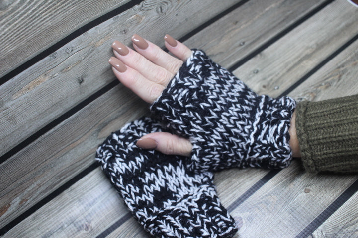 Black & White Fingerless Mitts Size OSFA Acrylic Knitted Gloves