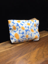 Load image into Gallery viewer, Daisy Handbag by Almosta Bee Farm
